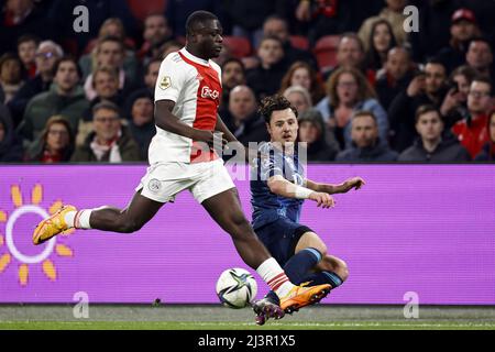 AMSTERDAM - (lr) Brian Brobbey di Ajax, Dirk Abels di Sparta Rotterdam durante la partita olandese Eredivie tra Ajax e Sparta Rotterdam alla Johan Cruijff Arena il 9 aprile 2022 ad Amsterdam, Paesi Bassi. ANP MAURICE VAN STEEN Foto Stock