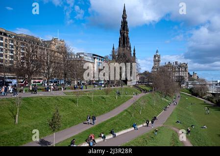 Giornata di primavera nei giardini di East Princes Street, nel centro di Edimburgo, con lo Scott Monument e il Balmoral Hotel sullo sfondo. Foto Stock