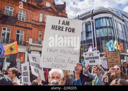 Londra, Inghilterra, Regno Unito. 9th Apr 2022. Manifestanti a Oxford Street. Migliaia di manifestanti della ribellione di estinzione hanno marciato attraverso il centro di Londra e bloccato le strade, chiedendo al governo di porre fine ai combustibili fossili e agire sul cambiamento climatico. (Credit Image: © Vuk Valcic/ZUMA Press Wire) Foto Stock