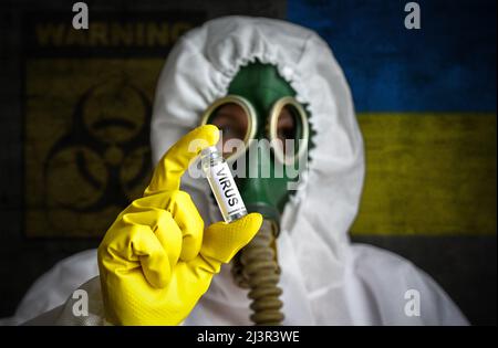 Lo scienziato mostra contenitore virus in laboratorio, ricercatore in tuta protettiva e maschera di gas in Ucraina. Concetto di arma chimica e biologica, lavoro segreto Foto Stock