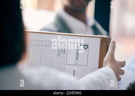 Finalmente arrivarono gli acquisti online. Primo piano di una donna che riceve un pacco. Foto Stock