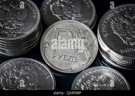 Ruble pile di monete, denaro di Russia primo piano, contanti di metallo con simbolo rublo. Concetto di valuta russa, economia e finanza della Russia, crisi, inflati Foto Stock