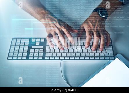 Le sue mani sono ben versate nell'arte del codice. Scatto ritagliato di un programmatore maschio irriconoscibile al lavoro. Foto Stock