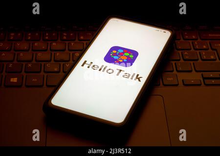 In questa illustrazione fotografica viene visualizzato il logo HelloTalk sullo smartphone. Foto Stock