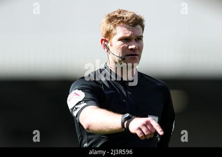 WIMBLEDON, REGNO UNITO. APR 9th Match arbitro James Oldham durante la partita Sky Bet League 1 tra AFC Wimbledon e MK Dons a Plow Lane, Wimbledon Sabato 9th Aprile 2022. (Credit: Tom West | MI News) Credit: MI News & Sport /Alamy Live News Foto Stock