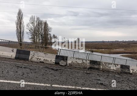 BORODYANKA, UCRAINA - APR. 06, 2022: Guerra in Ucraina. Ponte saltato all'ingresso di Borodianka a seguito dell'attacco degli invasori russi Foto Stock