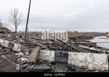 BORODYANKA, UCRAINA - APR. 06, 2022: Guerra in Ucraina. Ponte saltato all'ingresso di Borodianka a seguito dell'attacco degli invasori russi Foto Stock