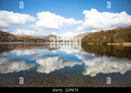 Riflessi paesaggistici di nuvole e cielo blu nel lago di Grasmere nel Parco Nazionale del Distretto dei Laghi Foto Stock