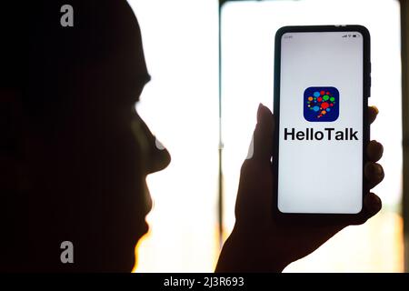 Brasile. 09th Apr 2022. In questa foto, la silhouette di una donna contiene uno smartphone con il logo HelloTalk visualizzato sullo schermo. (Foto di Rafael Henrique/SOPA Images/Sipa USA) Credit: Sipa USA/Alamy Live News Foto Stock
