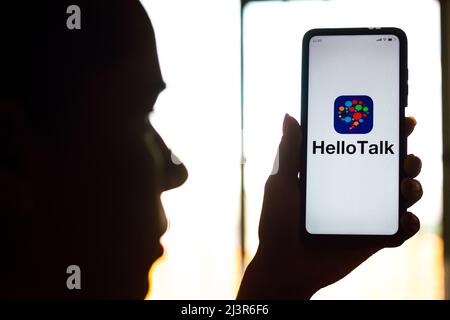 Brasile. 9th Apr 2022. In questa foto, la silhouette di una donna contiene uno smartphone con il logo HelloTalk visualizzato sullo schermo. (Credit Image: © Rafael Henrique/SOPA Images via ZUMA Press Wire) Foto Stock
