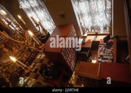 Mosca, Russia. 9th aprile 2022. Vista dall'alto del luogo di lavoro del bibliotecario presso la Biblioteca di Stato Russa (la Casa Pashkov) a Mosca, Russia Foto Stock