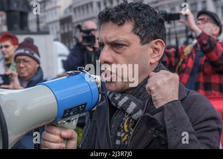 Londra, Regno Unito. 9th aprile 2022. Alex Sobel, MP, Labor, Leeds North West parla in Piazza del Parlamento. I sindacalisti e altri esponenti del movimento laburista marciano da Piazza del Parlamento ad un raduno a Downing St che chiede la fine della guerra di Putin in Ucraina, il ritiro delle truppe russe e il benvenuto dei rifugiati. La protesta della Campagna di solidarietà Ucraina è stata sostenuta dalle federazioni sindacali ucraine e dai sindacati britannici, tra cui GMB, PCS, CWU, ASLEF, NUM e BFAWU. Peter Marshall/Alamy Live News Foto Stock