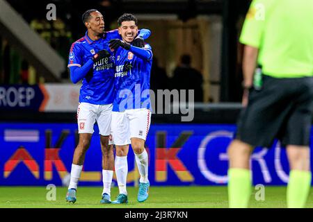 NIJMEGEN, PAESI BASSI - APRILE 9: Dimitris Limnios del FC Twente festeggia dopo aver segnato il suo secondo gol, Joshua Brenet del FC Twente durante la partita olandese Eredivie tra NEC Nijmegen e FC Twente a Het Goffertstadion il 9 Aprile 2022 a Nijmegen, Paesi Bassi (Foto di Broer van den Boom/Orange Pictures) Foto Stock