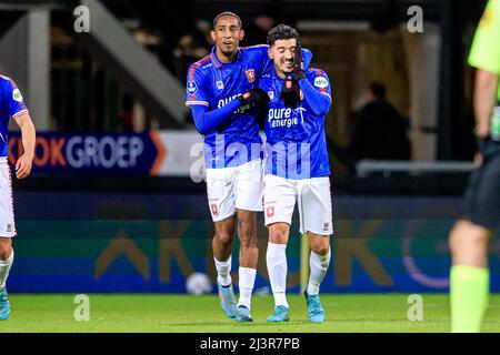 NIJMEGEN, PAESI BASSI - APRILE 9: Dimitris Limnios del FC Twente festeggia dopo aver segnato il suo secondo gol, Joshua Brenet del FC Twente durante la partita olandese Eredivie tra NEC Nijmegen e FC Twente a Het Goffertstadion il 9 Aprile 2022 a Nijmegen, Paesi Bassi (Foto di Broer van den Boom/Orange Pictures) Foto Stock