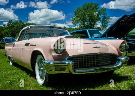 Grand Ledge, MI - 8 luglio 2017: A 1955 Ford Thunderbird Foto Stock