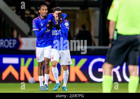 NIJMEGEN, PAESI BASSI - APRILE 9: Dimitris Limnios del FC Twente festeggia dopo aver segnato il suo secondo gol, Joshua Brenet del FC Twente durante la partita olandese Eredivie tra NEC Nijmegen e FC Twente a Het Goffertstadion il 9 Aprile 2022 a Nijmegen, Paesi Bassi (Foto di Broer van den Boom/Orange Pictures) Foto Stock