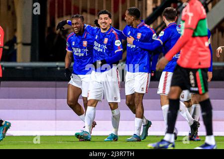 NIJMEGEN, PAESI BASSI - APRILE 9: Dimitris Limnios del FC Twente festeggia dopo aver segnato il suo secondo gol durante la partita olandese Eredivie tra NEC Nijmegen e FC Twente a Het Goffertstadion il 9 Aprile 2022 a Nijmegen, Paesi Bassi (Foto di Broer van den Boom/Orange Pictures) Foto Stock