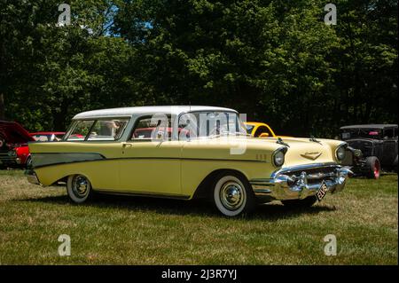 Grand Ledge, MI - 8 luglio 2017: Yellow 1957 Chevrolet Nomad in una mostra di auto locale. Foto Stock