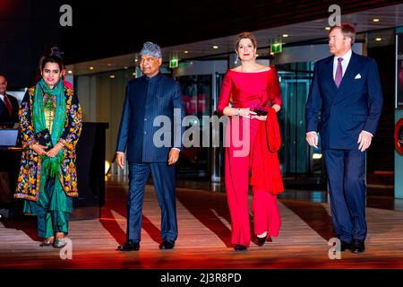 Amsterdam, Niederlande. 06th Apr 2022. Il re Willem-Alexander e la regina Maxima dei Paesi Bassi sono presenti ad un concerto offerto dal presidente indiano durante il secondo giorno della sua visita di Stato nei Paesi Bassi, il 6 aprile 2022. Credit: Patrick van Katwijk//dpa/Alamy Live News Foto Stock