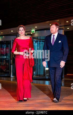 Amsterdam, Niederlande. 06th Apr 2022. Il re Willem-Alexander e la regina Maxima dei Paesi Bassi sono presenti ad un concerto offerto dal presidente indiano durante il secondo giorno della sua visita di Stato nei Paesi Bassi, il 6 aprile 2022. Credit: Patrick van Katwijk//dpa/Alamy Live News Foto Stock