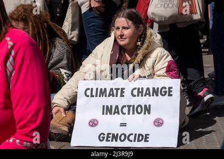 Westminster, Londra, Regno Unito. 9th Apr 2022. I manifestanti di estinzione della ribellione hanno bloccato le strade e disturbato il traffico intorno al centro di Londra, tra cui Oxford Street, Regent Street e dintorni di Westminster Foto Stock