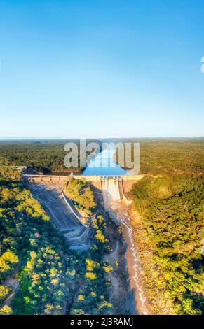 Chiudi panorama aereo verticale del fiume Warragamba chiuso da una diga che trabocca nella stagione delle alluvioni. Foto Stock