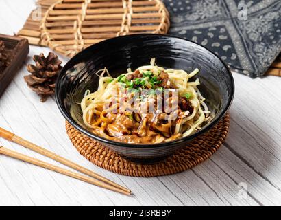 Canapa salsa Noodles in un piatto isolato sul tavolo di legno vista laterale taiwan cibo Foto Stock