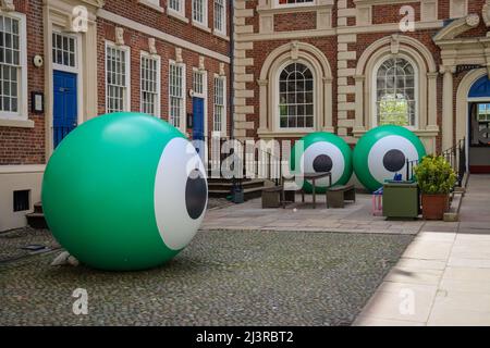 Installazione gonfiabile all'aperto al di fuori di Blue Coats, Liverpool, chiamato OK! Cherubino! Di Bruce amianto Foto Stock