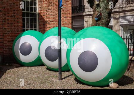 Installazione gonfiabile all'aperto al di fuori di Blue Coats, Liverpool, chiamato OK! Cherubino! Di Bruce amianto Foto Stock