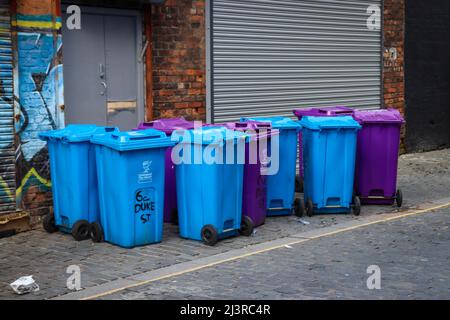 Bidoni delle ruote viola e blu, Liverpool Foto Stock