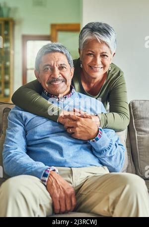 Il nostro amore è eterno. Ritratto di una coppia anziana affettuosa che si rilassa su un divano insieme a casa. Foto Stock