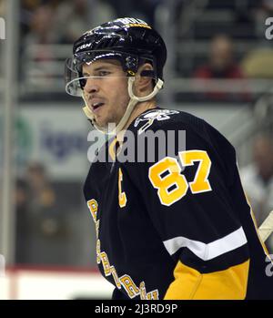 Pittsburgh, Stati Uniti. 09th Apr 2022. Pittsburgh Penguins Center Sidney Crosby (87) durante il primo periodo contro le capitali di Washington al PPG Paints Arena di Pittsburgh sabato 9 aprile 2022. Foto di Archie Carpenter/UPI Credit: UPI/Alamy Live News Foto Stock