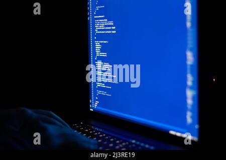 Sviluppatore web freelance che lavora di notte, programmando il web con JavaScript come un hacker. Primo piano e computer Foto Stock