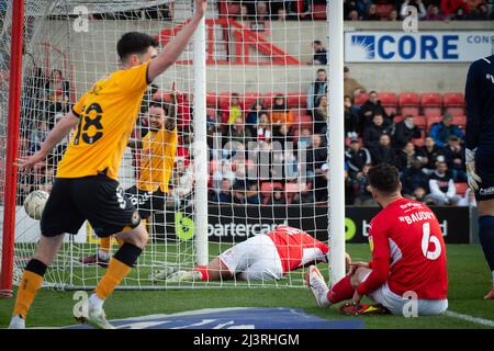 Swindon, Regno Unito. 09th Apr 2022. Dion Conroy di Swindon Town (c) segna un proprio goal per l'obiettivo 1st della contea di Newport. EFL Skybet Football League Two match, Swindon Town / Newport County presso l'Energy Check County Ground di Swindon, Wiltshire sabato 9th aprile 2022. Questa immagine può essere utilizzata solo per scopi editoriali. Solo per uso editoriale, licenza richiesta per uso commerciale. Nessun uso in scommesse, giochi o un singolo club / campionato / giocatori pubblicazioni. pic by Credit: Andrew Orchard sport fotografia / Alamy Live News Foto Stock