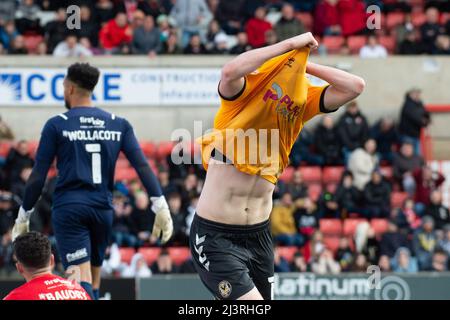 Swindon, Regno Unito. 09th Apr 2022. Finn Azaz della contea di Newport celebra dopo che la sua croce è stata trasformata in rete da Dion Conroy di Swindon per un proprio obiettivo. EFL Skybet Football League Two match, Swindon Town / Newport County presso l'Energy Check County Ground di Swindon, Wiltshire sabato 9th aprile 2022. Questa immagine può essere utilizzata solo per scopi editoriali. Solo per uso editoriale, licenza richiesta per uso commerciale. Nessun uso in scommesse, giochi o un singolo club / campionato / giocatori pubblicazioni. pic by Credit: Andrew Orchard sport fotografia / Alamy Live News Foto Stock