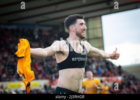 Swindon, Regno Unito. 09th Apr 2022. Finn Azaz della contea di Newport celebra dopo che la sua croce è stata trasformata in rete da Dion Conroy di Swindon per un proprio obiettivo. EFL Skybet Football League Two match, Swindon Town / Newport County presso l'Energy Check County Ground di Swindon, Wiltshire sabato 9th aprile 2022. Questa immagine può essere utilizzata solo per scopi editoriali. Solo per uso editoriale, licenza richiesta per uso commerciale. Nessun uso in scommesse, giochi o un singolo club / campionato / giocatori pubblicazioni. pic by Credit: Andrew Orchard sport fotografia / Alamy Live News Foto Stock