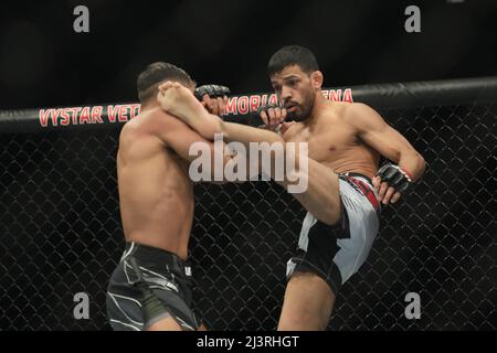 JACKSONVILLE, Florida - 9 APRILE: (R-L) Julio Arce dà il calcio a Daniel Santos nella loro lotta contro il peso delle catchweight durante l'evento UFC 273 alla Vystar Memorial Arena il 9 aprile 2022 a Jacksonville, Florida, Stati Uniti. (Foto di Louis Grasse/PxImages) Credit: PX Images/Alamy Live News Foto Stock