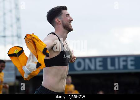 Swindon, Regno Unito. 09th Apr 2022. Finn Azaz della contea di Newport celebra dopo che la sua croce è stata trasformata in rete da Dion Conroy di Swindon per un proprio obiettivo. EFL Skybet Football League Two match, Swindon Town / Newport County presso l'Energy Check County Ground di Swindon, Wiltshire sabato 9th aprile 2022. Questa immagine può essere utilizzata solo per scopi editoriali. Solo per uso editoriale, licenza richiesta per uso commerciale. Nessun uso in scommesse, giochi o un singolo club / campionato / giocatori pubblicazioni. pic by Credit: Andrew Orchard sport fotografia / Alamy Live News Foto Stock