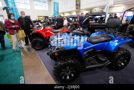 Mississauga, Canada. 9th Apr 2022. La gente guarda gli ATV durante lo Spring Cottage Life Show a Mississauga, la Grande zona di Toronto, Canada, il 9 aprile 2022. Lo Spring Cottage Life Show si svolge da giovedì a domenica, mostrando prodotti da costruzione innovativi, soluzioni verdi, arredamento e stile, arte e artigianato, cibo e intrattenimento e molto altro ancora. Credit: Zou Zheng/Xinhua/Alamy Live News Foto Stock