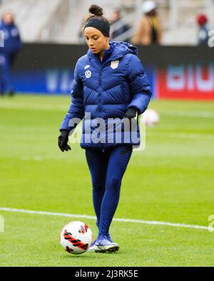 Columbus, Ohio, Stati Uniti. 9 aprile 2022. United States Forward Mallory Pugh (9) gestisce la palla durante il riscaldamento prima di affrontare l'Uzbekistan a Columbus, Ohio, USA. Brent Clark/Alamy Live News Foto Stock