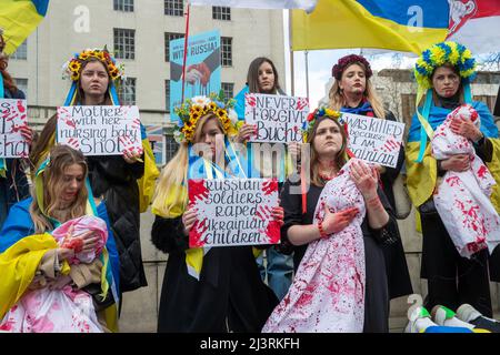 LONDRA, 09 2022 APRILE, i manifestanti ucraini dimostrano contro l'invasione russa dell'Ucraina al di fuori di Downing Street a Whitehall, Londra. Foto Stock