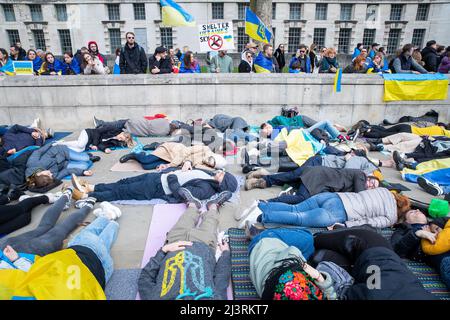 LONDRA, 09 2022 APRILE, i manifestanti ucraini dimostrano contro l'invasione russa dell'Ucraina al di fuori di Downing Street a Whitehall, Londra. Foto Stock