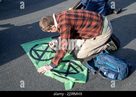 LONDRA, 09 2022 APRILE, la ribellione di estinzione percorre il centro di Londra il giorno di apertura della ribellione primaverile, chiedendo la fine degli investimenti nei combustibili fossili. Foto Stock