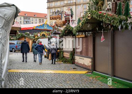 Dresdner Striezelmarkt con piccole case di legno al famoso mercato di Natale in Sassonia. Persone che camminano accanto a cabine chiuse durante il giorno. Foto Stock