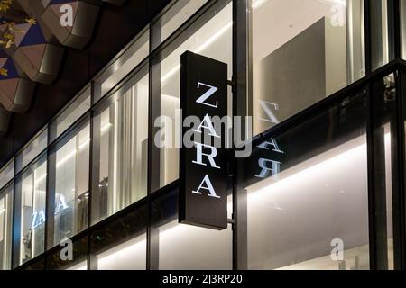 Logo del negozio di abbigliamento Zara Fashion su una facciata dell'edificio. Cartello illuminato sulla Prager Strasse in città. Il negozio fa parte del centro commerciale Foto Stock