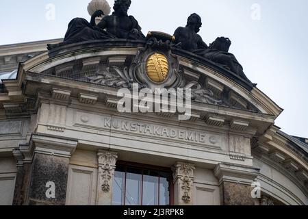 Facciata dell'Accademia delle Belle Arti con stemma sassone all'esterno dell'edificio. L'emblema d'oro si trova sotto grandi sculture. Elemento maestoso Foto Stock