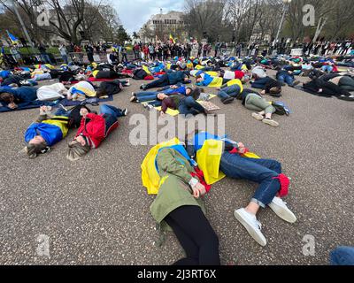 09 aprile 2022 Washington DC USA sostenitori per l'Ucraina dimostrazione di scena di fronte alla Casa Bianca giacente sul terreno per simulare i morti come nomi dei morti erano morti a!oud. Foto Stock