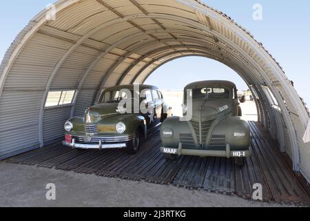 Moreno Valley, CA - 26 febbraio 2022 - autentiche auto del personale WW II parcheggiate sotto la capanna del banetto al Museo del campo di Marzo. Foto Stock