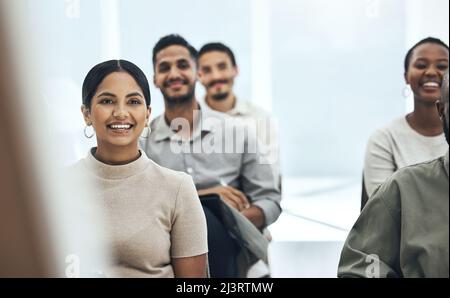 Sembra un inizio positivo della giornata. Foto di una riunione di gruppo al lavoro in un ufficio moderno. Foto Stock