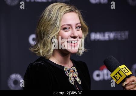 HOLLYWOOD, LOS ANGELES, CALIFORNIA, USA - APRILE 09: L'attrice americana Lili Reinhart è intervistata da Entertainment Tonight (ET) al PaleyFest LA del 2022 - il CW 'Riverdale' tenuto al Dolby Theatre il 9 Aprile 2022 a Hollywood, Los Angeles, California, Stati Uniti. (Foto di Xavier Collin/Image Press Agency/Sipa USA) Foto Stock